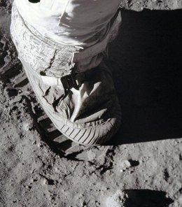 File:Apollo11 overboot and print AS11-40-5880.jpg