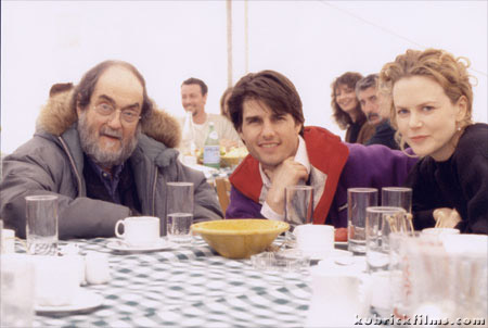 Kubrick, Tom Cruise, and Nicole Kidman on a break (catering tent), Eyes Wide Shut shoot ~1996-98. Manuel Harlan / Ronald Grant (Archivio sk-tom-nicole1).