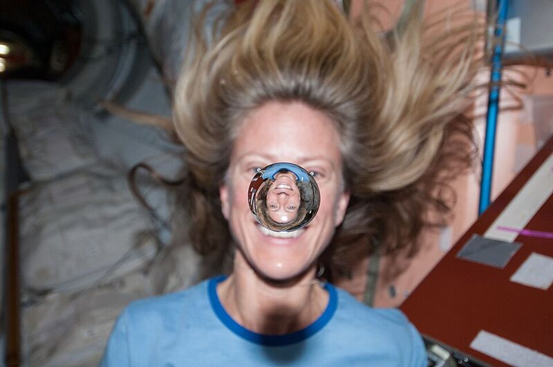 File:Karen Nyberg water bubble.jpeg